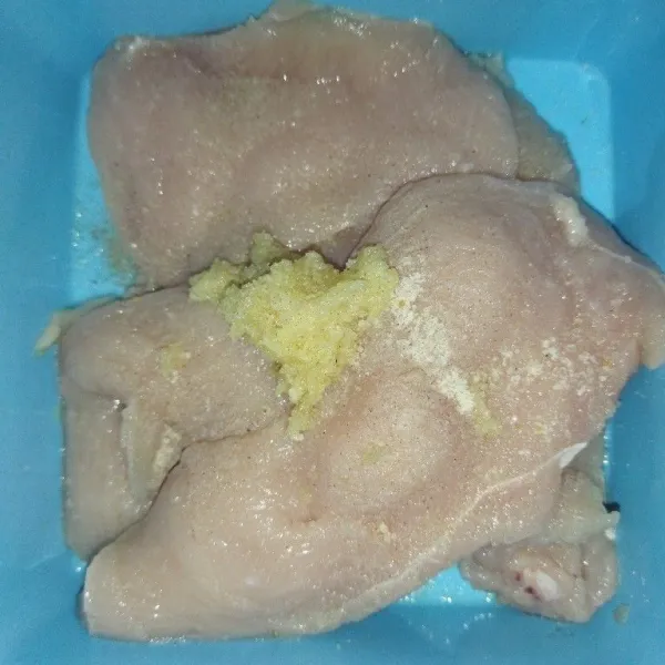 Potong tipis dada ayam fillet, lalu bumbui dengan bawang putih parut, lada bubuk dan kaldu bubuk, aduk rata, diamkan minimal 1 jam.