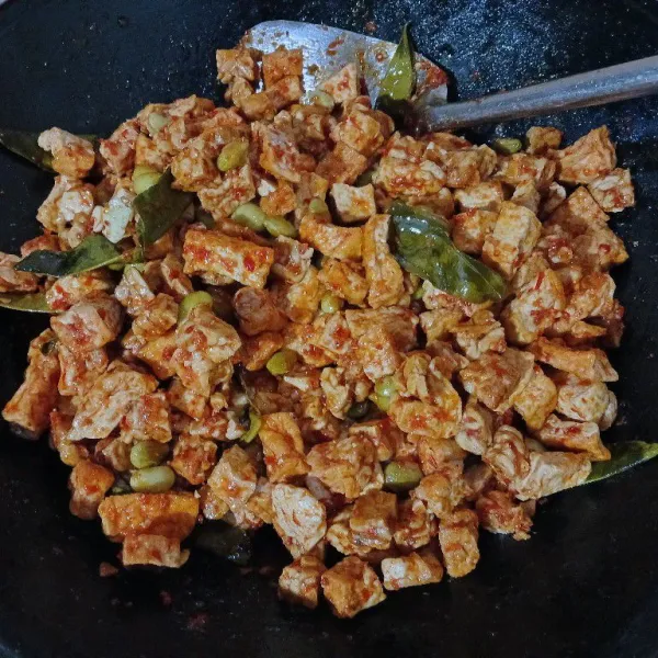 Aduk rata koreksi rasa. Masak hingga sambal goreng tanak. Angkat dan sajikan bersama nasi hangat.