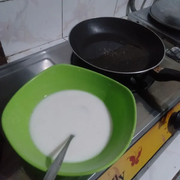 Masak dengan sedikit minyak hingga menjadi adonan berwarna bening.