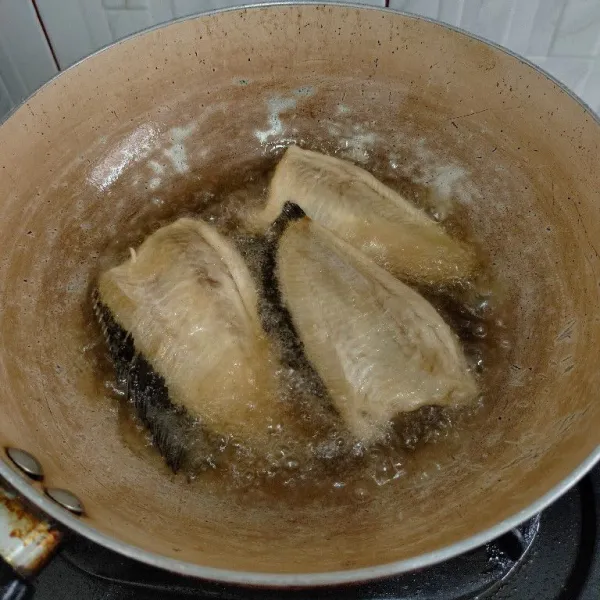 Goreng sapek hingga garing.