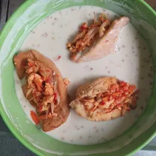 Setelah diisi sayuran, tahu dicelupkan ke adonan basah.