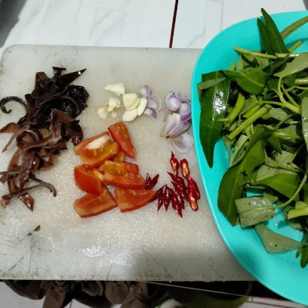 Siapkan bahan, iris jamur kuping yang sudah di rebus sebelumnya.