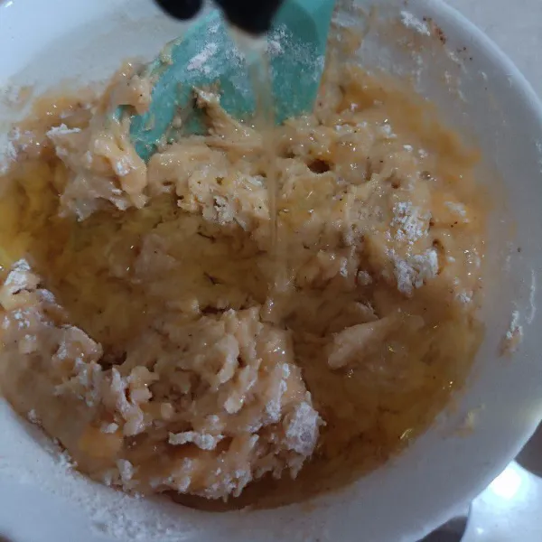 Lalu aduk merata, hingga tidak ada tepung yang menggumpal.