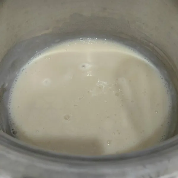 Masukan bubuk jelly leci dan gula pasir kedalam wajan lalu tuang susu cair dan air sambil di aduk masak hingga mendidih sambil di aduk terus.