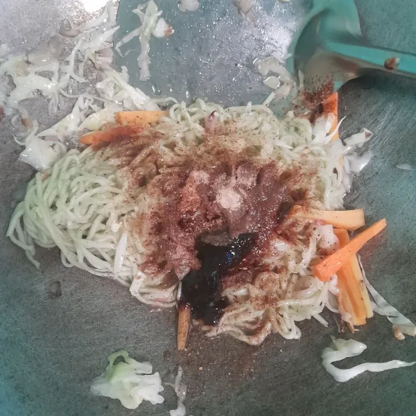 Tambahkan kecap manis saus tiram kecap asin garam bubuk cabai dan kaldu bubuk.