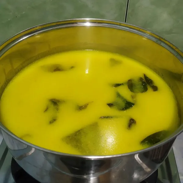 Masak santan hingga mendididh lalu masukkan bumbu yang telah ditumis lalu aduk rata.