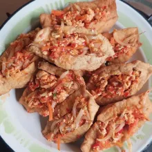 Masukkan sayuran kedalam tahu isi.