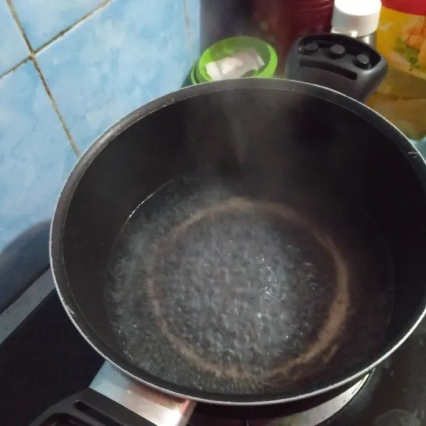 Tuang air ke dalam panci, masak air sampai mendidih.