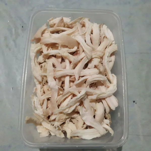 Cuci bersih ayam lalu rebus ayam selama 15 menit. Suwir daging dada ayam. Siishkan.