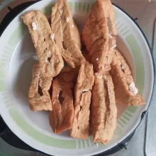 Siapkan tahu, belah dan ambil sebagian isi tahu.