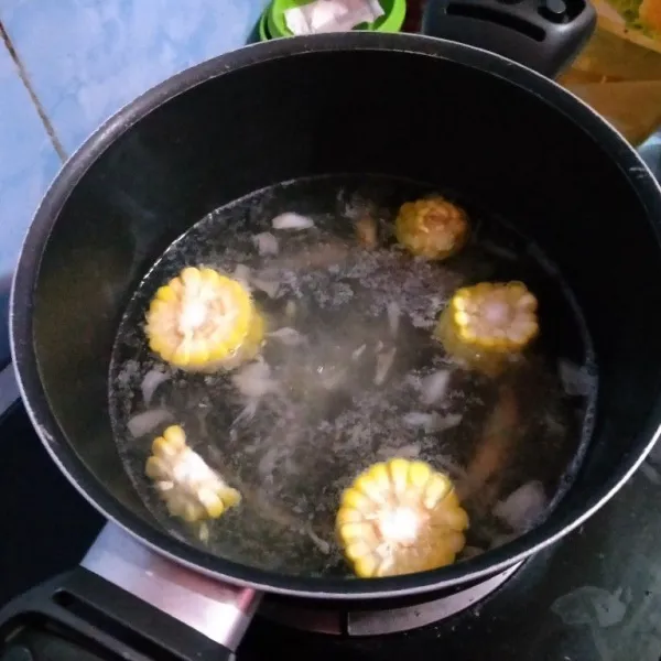 Masukkan jagung, masak setengah empuk.