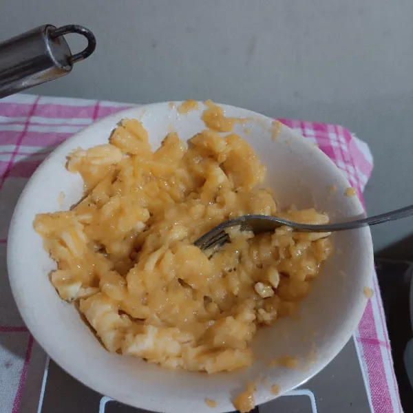 Haluskan dengan pisang sampai agak benyek bertekstur.