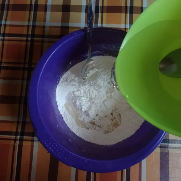 Campur bahan tepung, tuang air gula sedikit demi sedikit sambil diaduk.