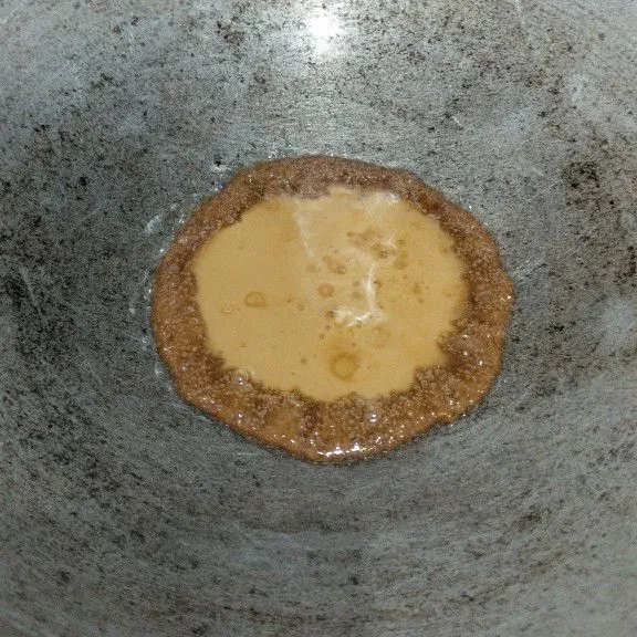 Panaskan minyak, lalu tuang adonan sebanyak 1 centong sendok sayur, siram siram dengan minyak panas agar merekah bentuk nya. Dan siap dinikmati.