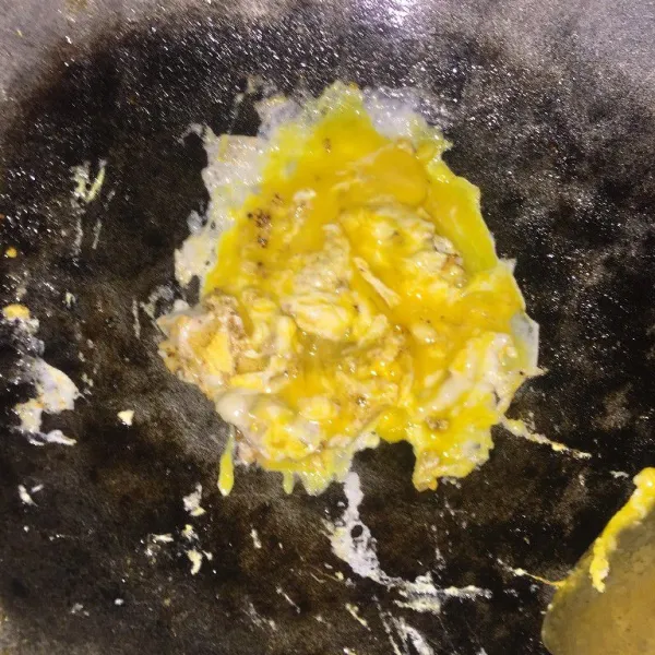 Setelah itu masukkan telur, orak arik.