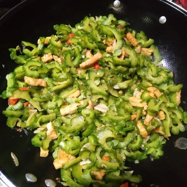 Masukkan tempe dan pare. Masak hingga bumbu meresap. Sajikan.