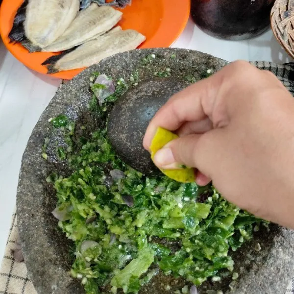 Ulek kasar bahan cabe beri perasan jeruk nipis.