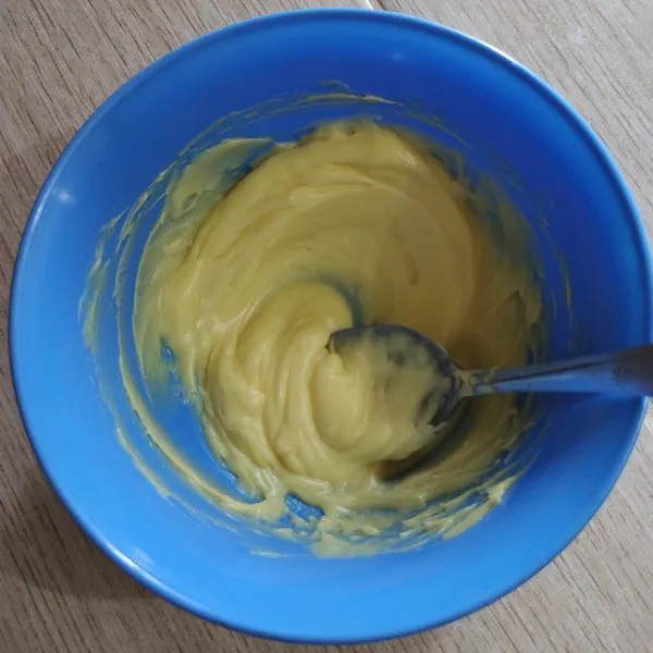 Mixer margarin, telur mentega dan gula halus sampai rata dan halus.