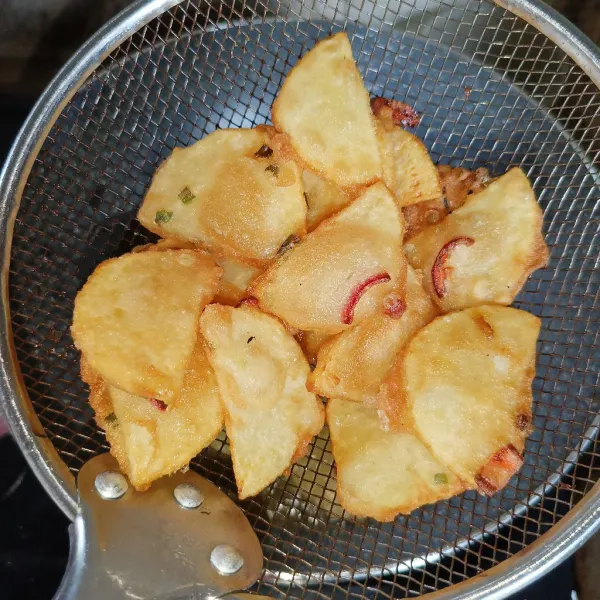 Angkat dan tiriskan, kentang goreng siap disajikan.