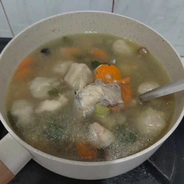 Sup bakso ayam siap dinikmati.