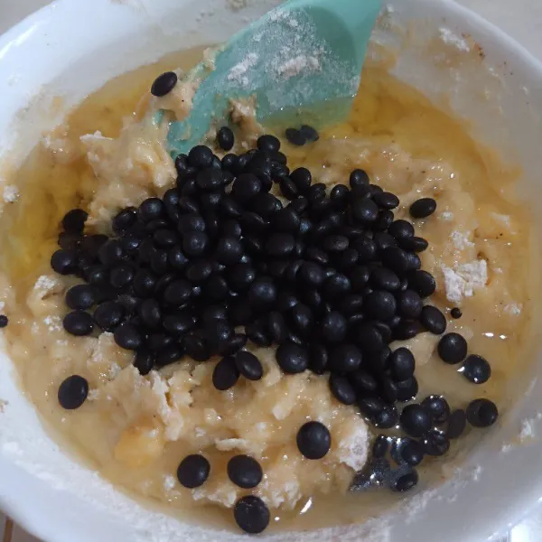 Masukkan cokelat chip dan minyak. Aduk merata.