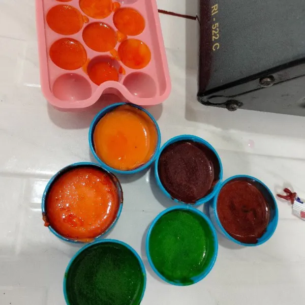 Tuang adonan orange ke cetakan telur puyuh, tunggu set.
Pindahkan puding kuning telur kedalam cetakan kue talam, tuang adonan putih sebanyak 1 sdm.