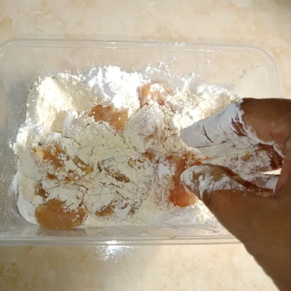 Siapkan tepung untuk lapisan ayam.