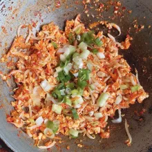 Aduk rata, koreksi rasa dan tambahkan daun bawang. Masak hingga matang.