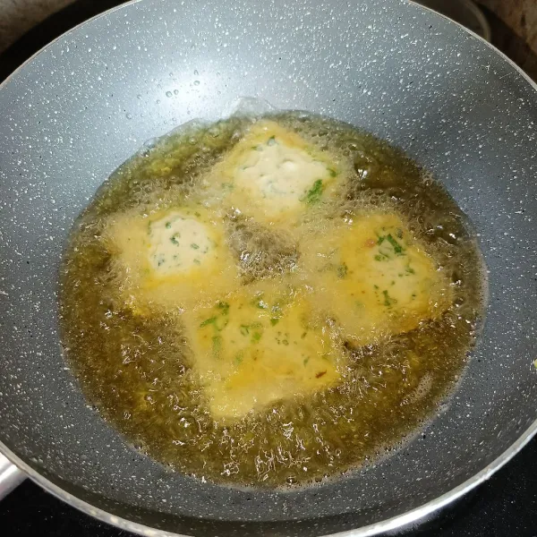 Goreng tempe sampai matang dan kuning keemasan.