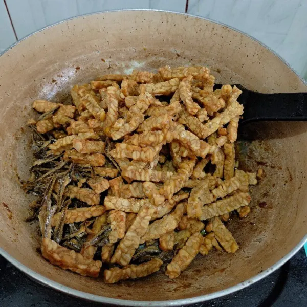 Masukan tempe dan teri.