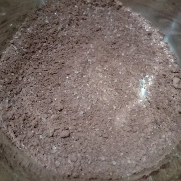 Campurkan tepung jelly rasa coklat dengan gula dan coklat bubuk, aduk rata.