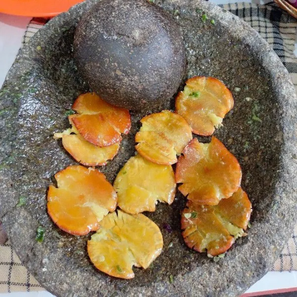 Geprek pelan jengkol.