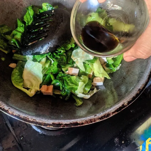 Tambahkan saus tiram, kecap asin, garam, gula putih, kaldu bubuk dan penyedap rasa, lalu aduk sampai tercampur rata.