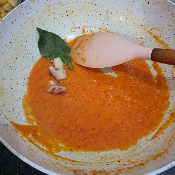 Tambahkan daun salam dan lengkuas. Aduk rata.
