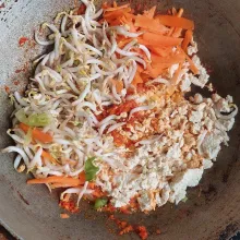 Kemudian masukkan semua bahan sayuran, tambahkan garam, gula dan kaldu jamur.