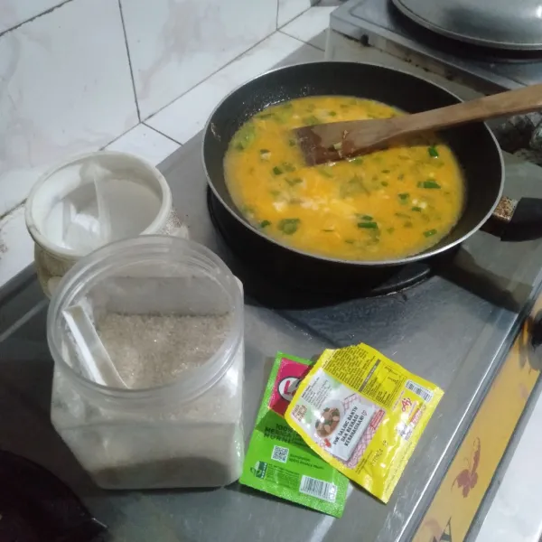 Tambahkan bumbu lalu aduk rata dan koreksi rasa jika sudah pas matikan kompor dan tuang dalam mangkok yang berisi papeda.