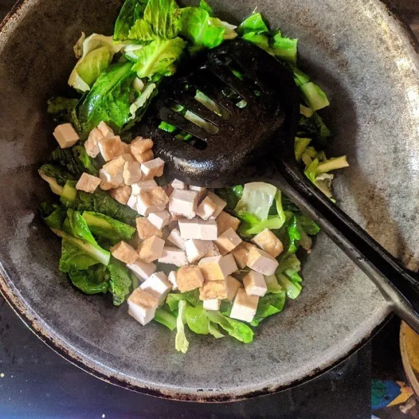 Masukkan sawi dan tahu.