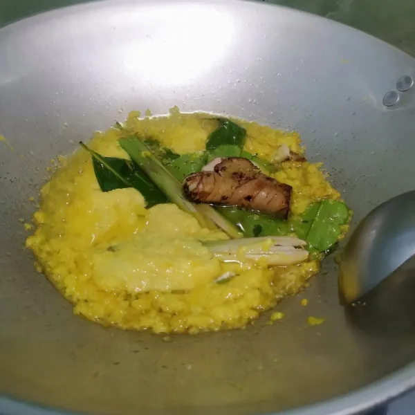 Haluskan bumbu lalu tumis bersama daun salam, daun jeruk, serai dan lengkuas hingga matang.