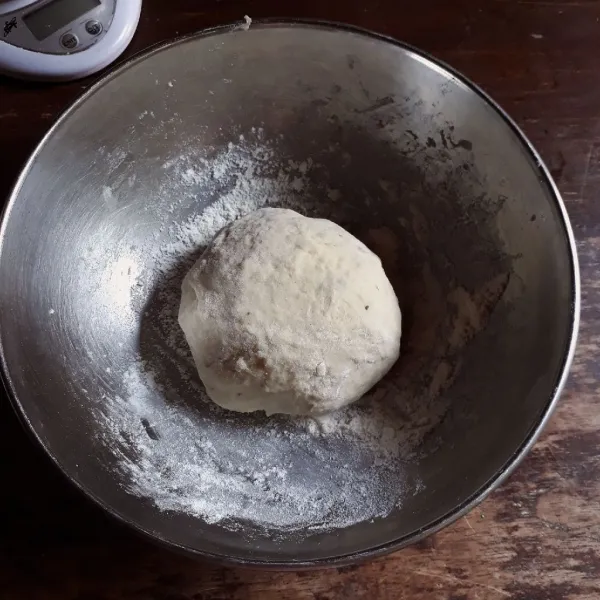 Dough : campurkan terigu, garam, oregano, ragi, dan minyak kemudian aduk rata. Tambahkan air sedikit demi sedikit sambil diuleni hingga rata dan kalis. Bulatkan adonan dan tutup, istirahatkan selama 1 jam hingga mengembang.