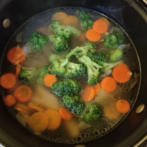 Masukkan brokoli, masak hingga mendidih.