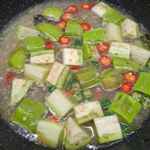 Masukkan terong, irisan cabe merah, cabe hijau dan cabe rawit.