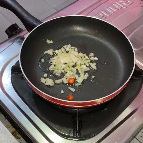 Kemudian tumis bawang bombai.