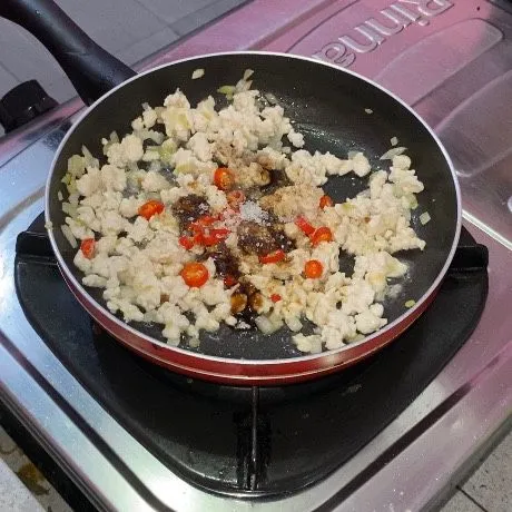 Tambahkan cabe merah, gula, lada bubuk, penyedap rasa dan saus tiram.