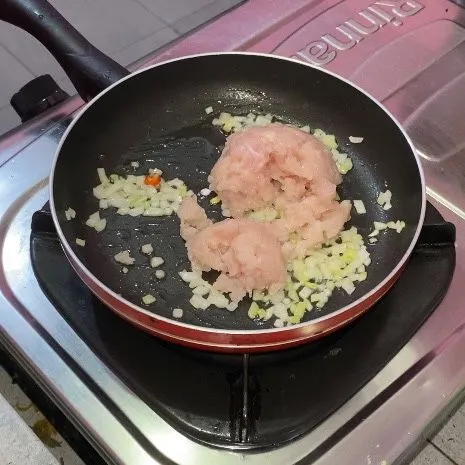 Masukkan ayam cincang.