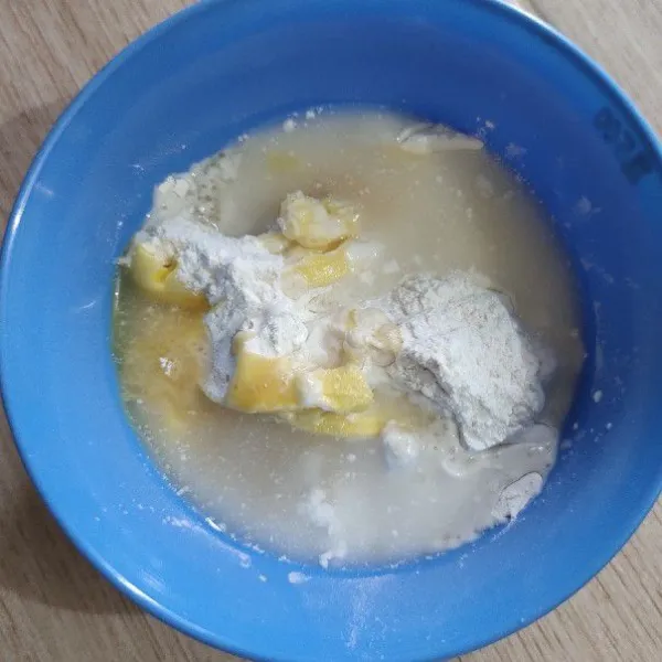 Masukkan telur, margarin, air, gula pasir, garam dan vanilla cair.