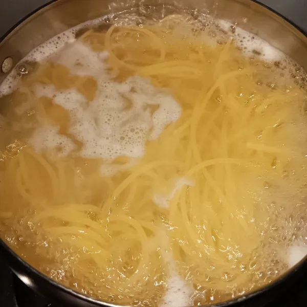 Rebus spaghetti didalam air mendidih sampai kematangan yang diinginkan. Tiriskan.