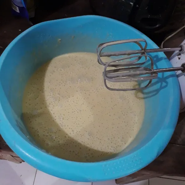 Tambahkan telur dan air, mixer kecepatan tinggi selama 3 menit.