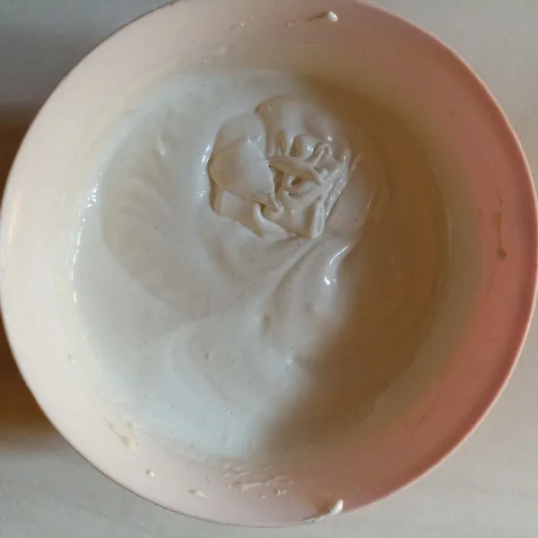 Mixer dengan kecepatan tinggi, telur, gula, SP, garam dan vanilla. Mixer sampai mengembang putih kentak berjejak.