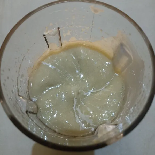 Blender ubi kukus, santan dan minyak.