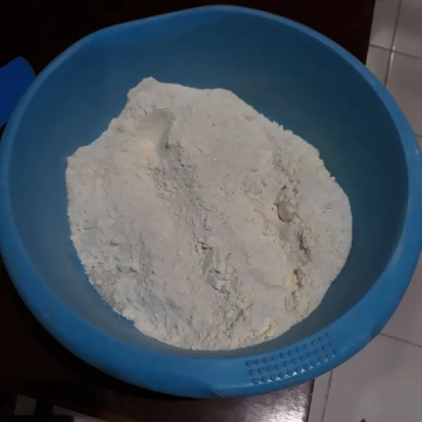Campurkan gula, terigu, susu dan garam, aduk rata.